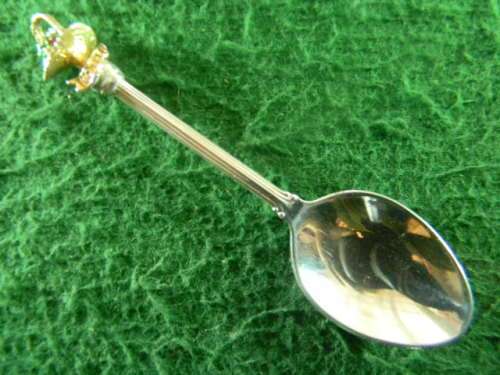 Mother silver plated spoon in good condition with basket