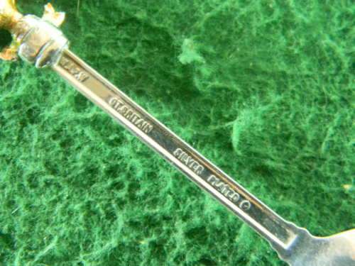 Mother silver plated spoon in good condition with basket
