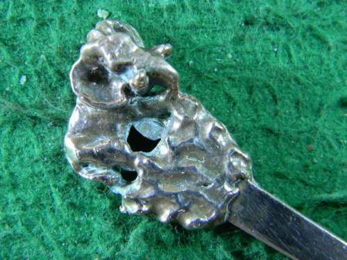 Elefant  spoon  yellow copper in good condition  as per pictures