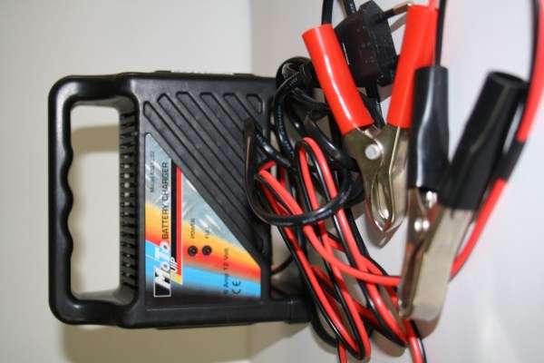 6 AMP BATTERY CHARGER
