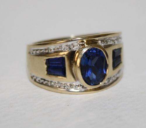 9ct Gold Ring set with Blue Sapphires.