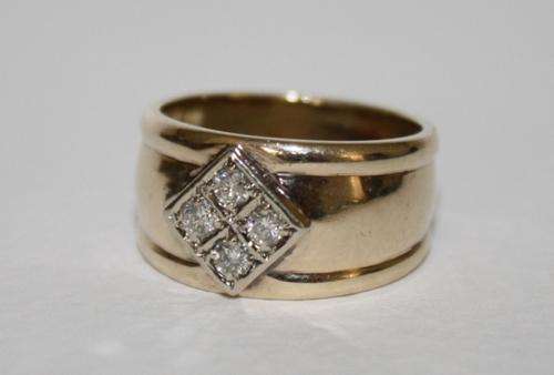 9ct Gold Ring set with Four Diamonds.
