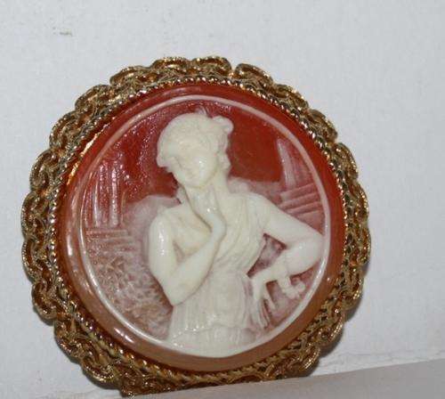 Cameo-Shell-Lady with Hand on Hip and Chin-45mm.