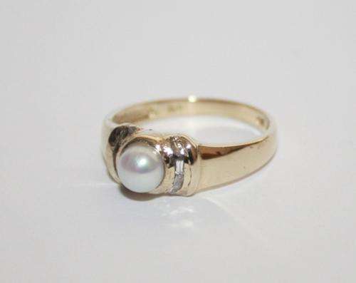 9ct Gold Pearl and Diamonds(small diamond on sides) Ring-Size- P1/2...2.8 Grams.