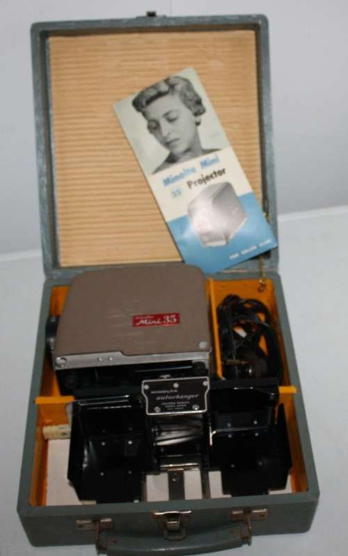 **Minolta Mini 35**Slide Projector..Excellent Condition...Original Case..Working