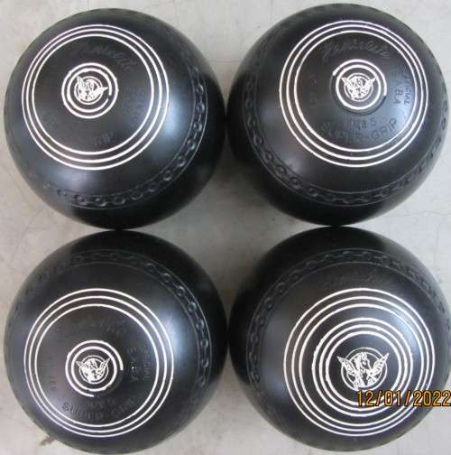 Hemselite Bowls-Super Grip Size 5 (637LX) Plus Bowls Carrying Bag.