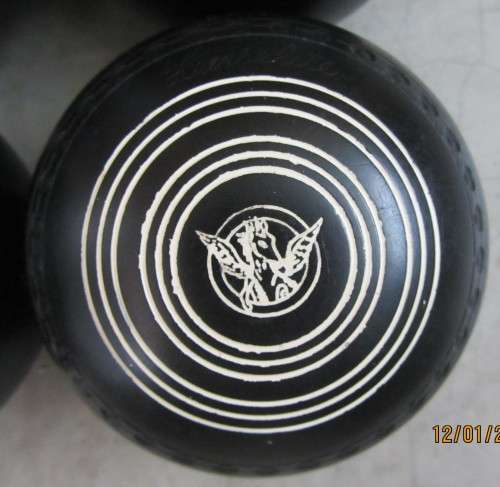Hemselite Bowls-Super Grip Size 5 (637LX) Plus Bowls Carrying Bag.