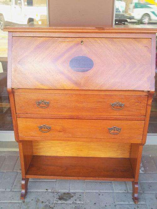 Old Oak Writing Desk - This is very beautiful