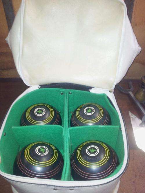 Four Henslite no 2 Super grip grass bowls in carry bag