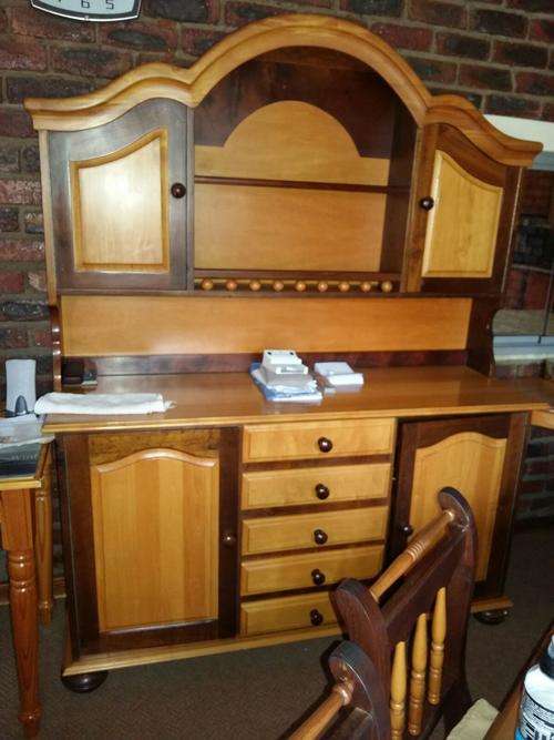 Price reduced - Yellow wood and Imboya 8 seater dining room set with buffet