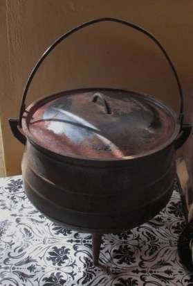 Large Vintage Falkirk Size 5 - 3-Legged Potjie Pot & Lid