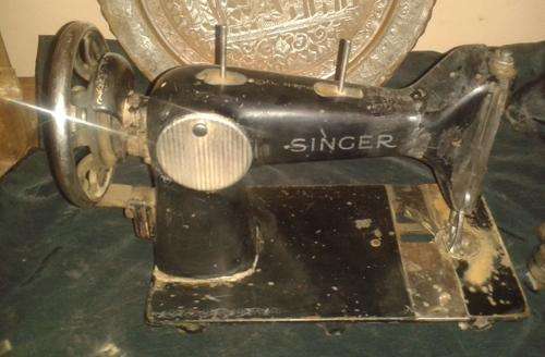 VINTAGE SINGER SEWING MACHINE - Incomplete