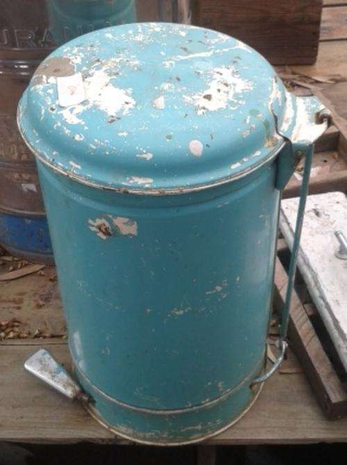 VINTAGE PEDAL BIN