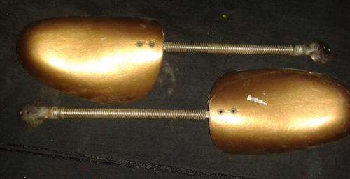 PAIR OF SHOE STRETCHERS