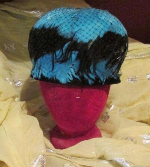 Ladies Vintage Black & Blue Feathered Hat