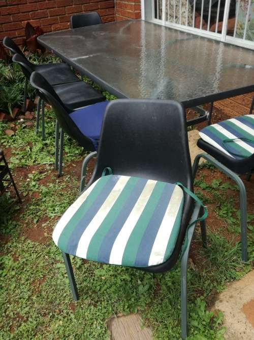 Glass garden/patio table and 6 chairs