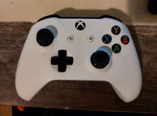 XBOX One Controller and Play and Charge Kit