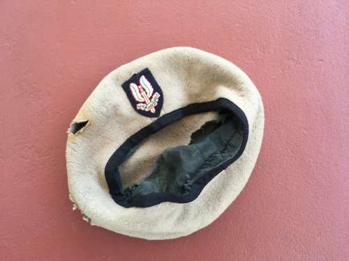 SAS UK beret and badge