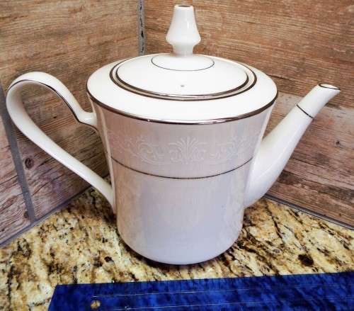 Porcelain Noritake coffy/tea pot in exl condition