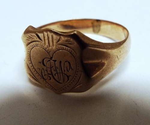 NICE,,,,, 4.1 solid 9 ct gold ring