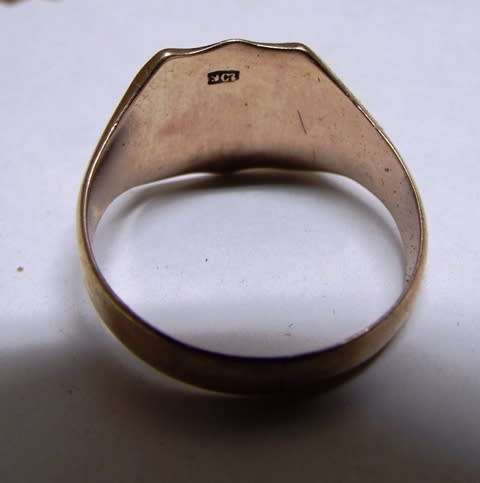 NICE,,,,, 4.1 solid 9 ct gold ring