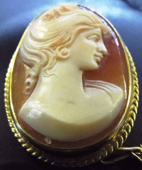 NICE,,,,RARE,,,9 CT GOLD 8.3 grams Vintage Cameo Gold Brooch Pendant