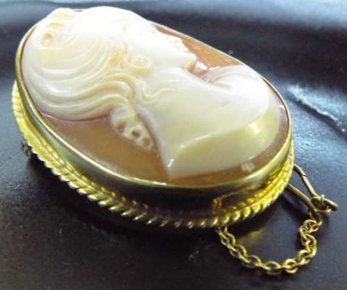 NICE,,,,RARE,,,9 CT GOLD 8.3 grams Vintage Cameo Gold Brooch Pendant