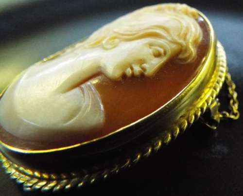 NICE,,,,RARE,,,9 CT GOLD 8.3 grams Vintage Cameo Gold Brooch Pendant