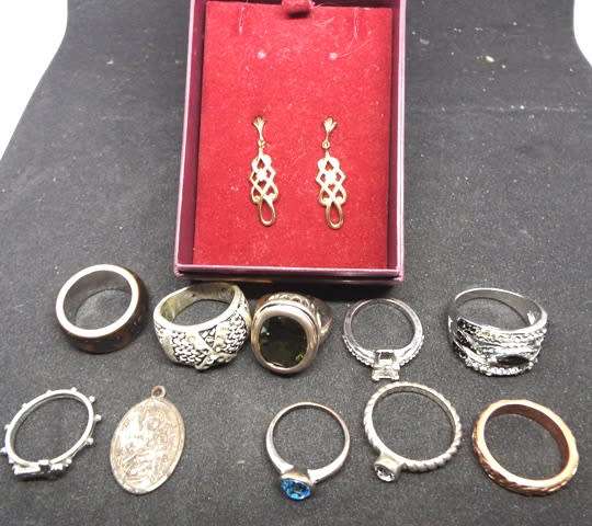 NICE PAST TIMES BOX WITH VINTAGE RINGS AND EAR RINGS AS 1 BULK LOT