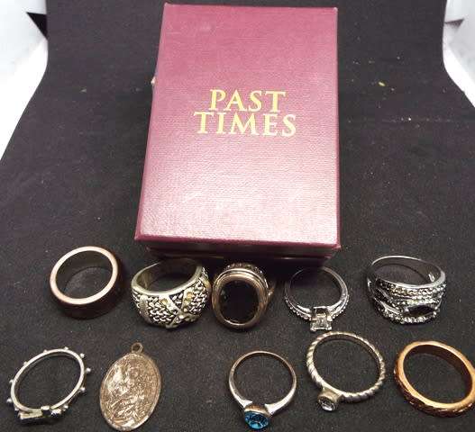 NICE PAST TIMES BOX WITH VINTAGE RINGS AND EAR RINGS AS 1 BULK LOT
