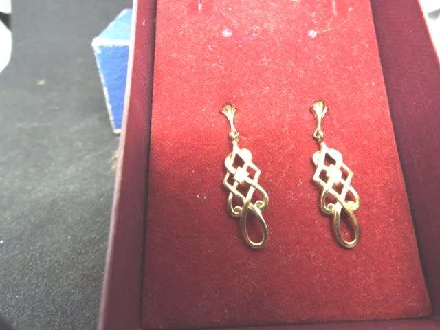 NICE PAST TIMES BOX WITH VINTAGE RINGS AND EAR RINGS AS 1 BULK LOT