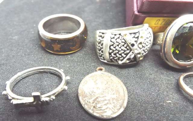 NICE PAST TIMES BOX WITH VINTAGE RINGS AND EAR RINGS AS 1 BULK LOT