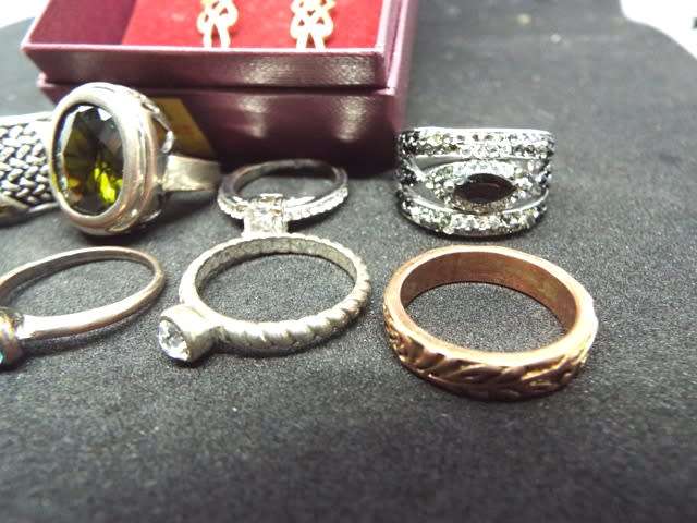 NICE PAST TIMES BOX WITH VINTAGE RINGS AND EAR RINGS AS 1 BULK LOT