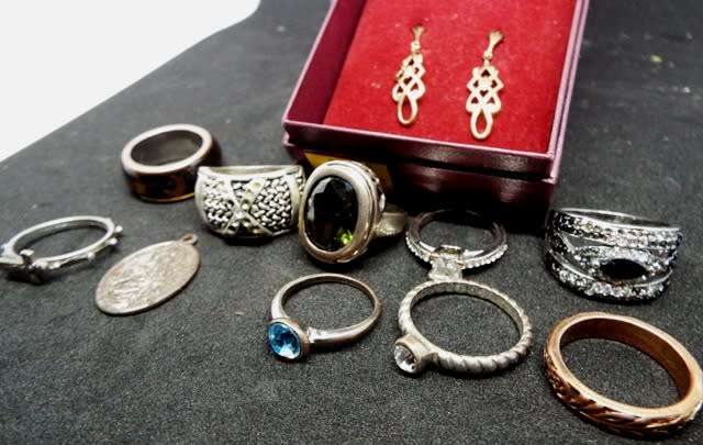 NICE PAST TIMES BOX WITH VINTAGE RINGS AND EAR RINGS AS 1 BULK LOT