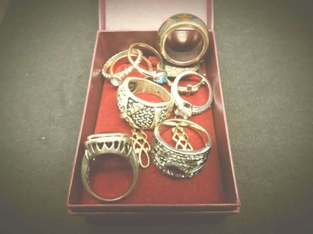 NICE PAST TIMES BOX WITH VINTAGE RINGS AND EAR RINGS AS 1 BULK LOT