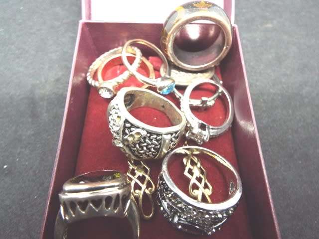 NICE PAST TIMES BOX WITH VINTAGE RINGS AND EAR RINGS AS 1 BULK LOT