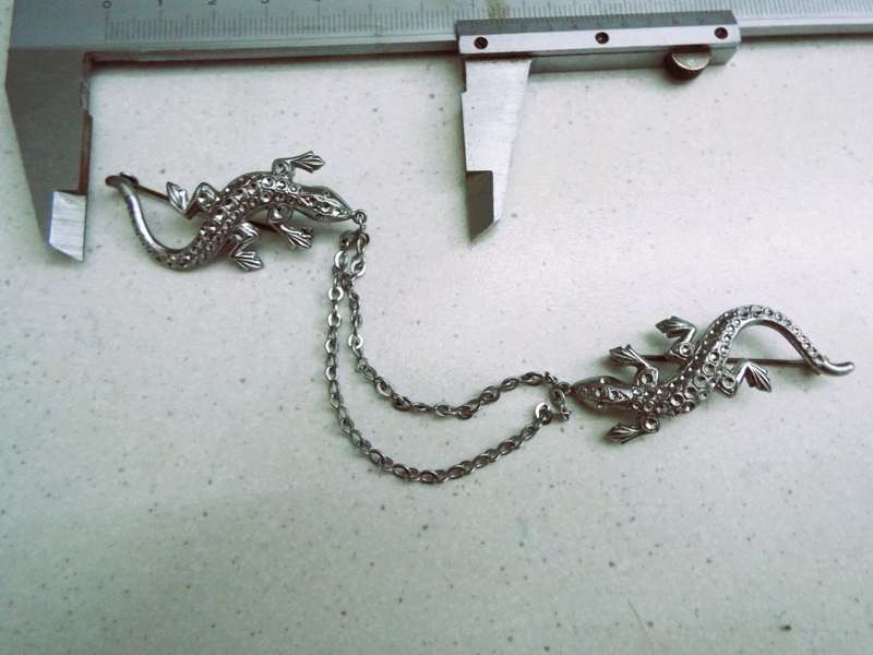 very nice Vintage Sterling Silver  Alligators with adjoining chain brooch