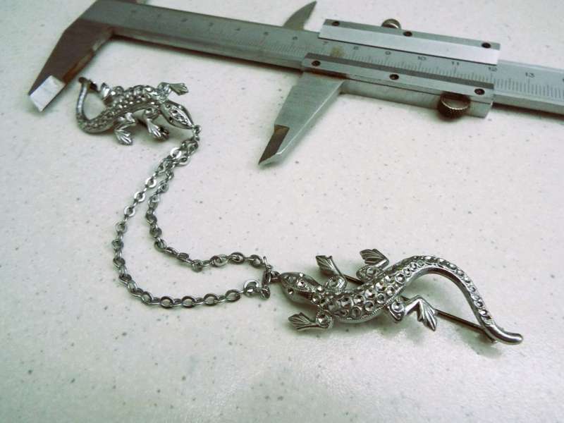 very nice Vintage Sterling Silver  Alligators with adjoining chain brooch