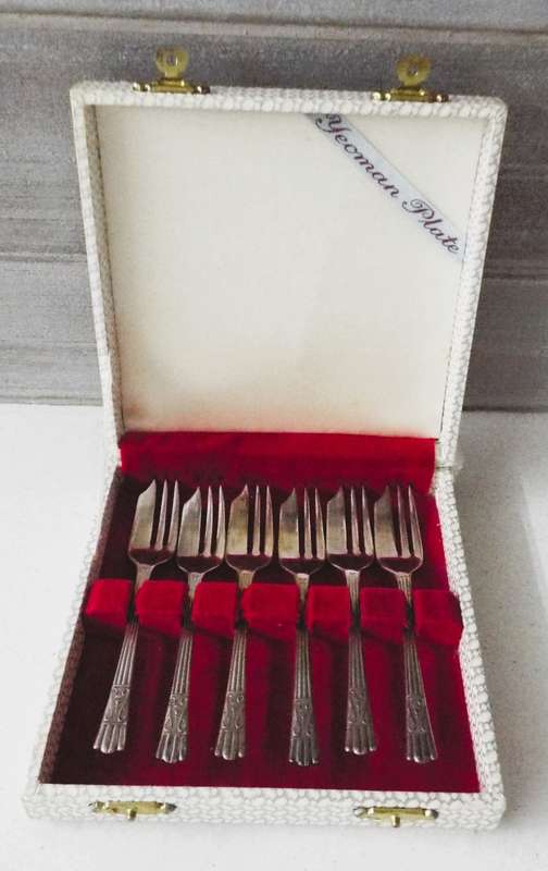 VINTAGE set of 6 epns silver cake forks in box