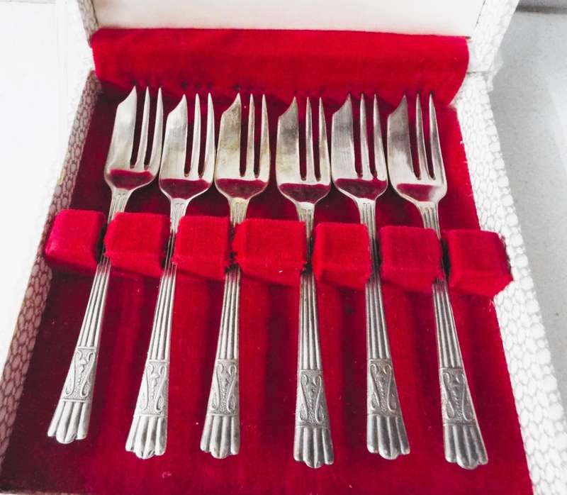 VINTAGE set of 6 epns silver cake forks in box