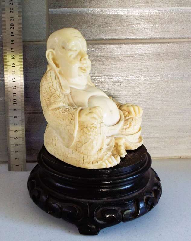 WOW,,,,, nice big resin tipe sitting buddha   ,,,