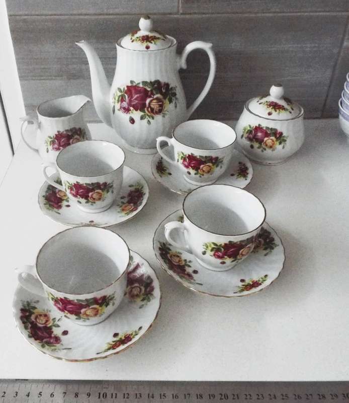 WOW,,,,, vintage Elegant china english rose tea set