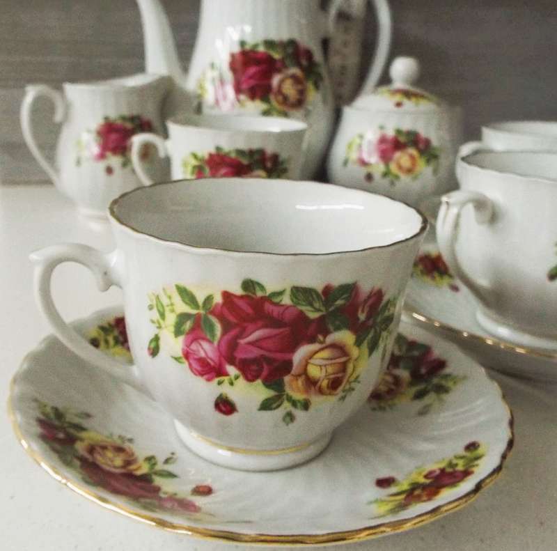 WOW,,,,, vintage Elegant china english rose tea set