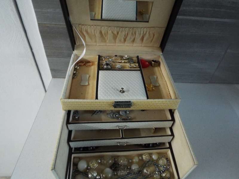 vintage high end jewellery box with some vintage stuff as 1 big lot