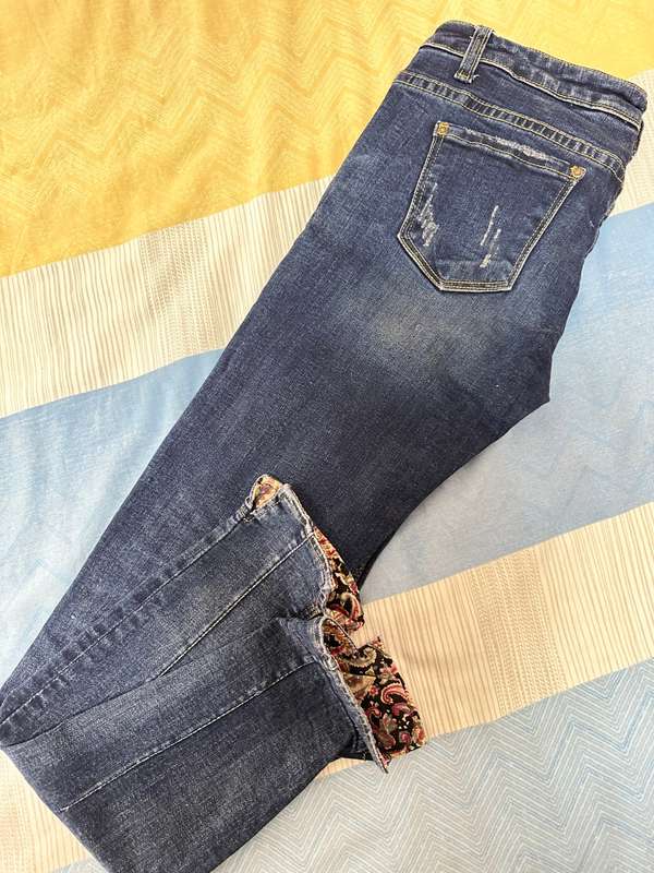 LOWER WAIST SKINNY JEANS Vintage Blue with Floral design inside Size XS