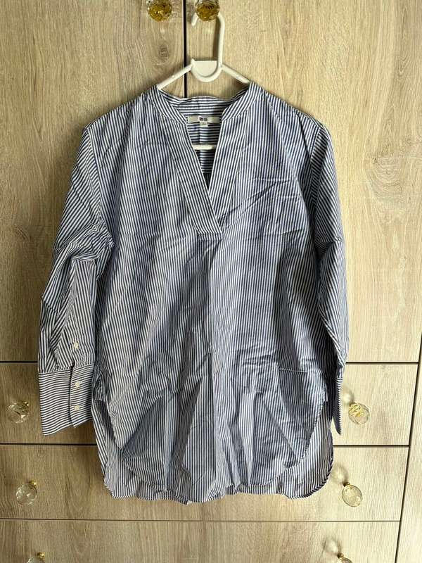 UNIQLO BLUE AND WHITE STRIPS COTTON TOP T-SHIRT FOR WOMEN SIZE S