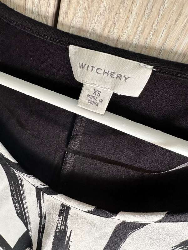 WITCHERY BLACK AND WHITE TOP T-SHIRT SIZE XS