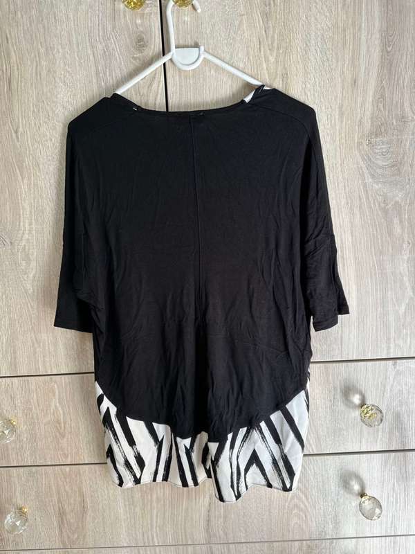 WITCHERY BLACK AND WHITE TOP T-SHIRT SIZE XS
