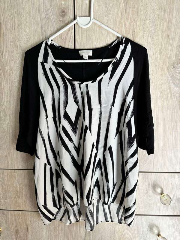 WITCHERY BLACK AND WHITE TOP T-SHIRT SIZE XS