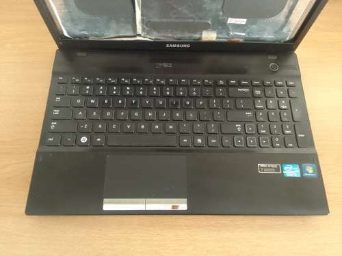 Nvidia GT 520 GFX/Core i5/4 Gig Ram/500 Gig Hdd Samsung NP300 ( NEEDS SCREEN)